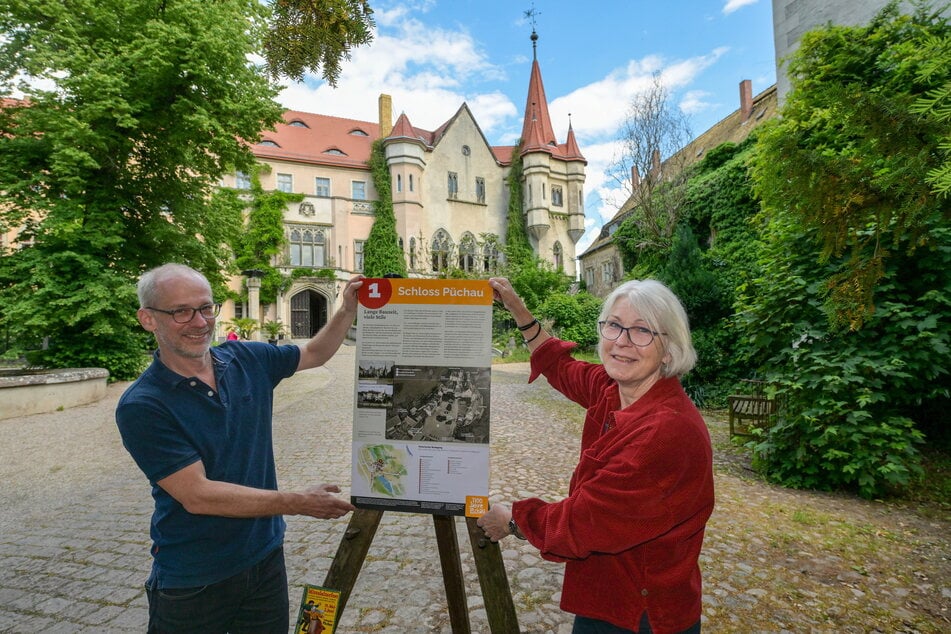 Die Vereinsmitglieder Alexander Fleischmann und Christiane Römer präsentieren die erste Station des historischen Dorfrundgangs. Die Tafeln werde in der kommenden Woche an verschiedenen Stellen aufgestellt.