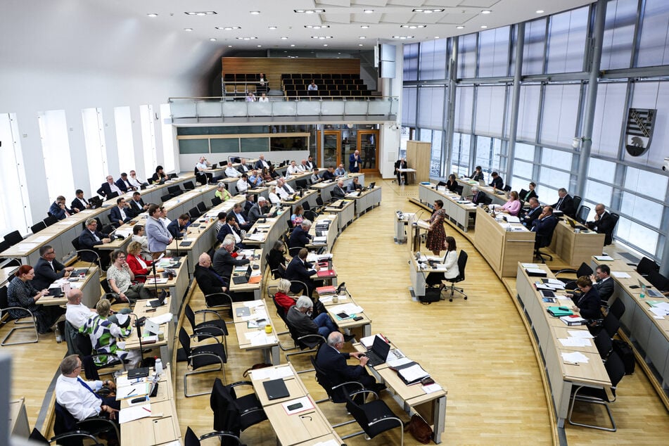 Der Landtag in Magdeburg - am kommenden Sonntag wird er neu gewählt. Wenn die AfD keine absolute Mehrheit erreicht, ist eine "Brandmauer-Minderheitskoalition" die wahrscheinlichste Option.