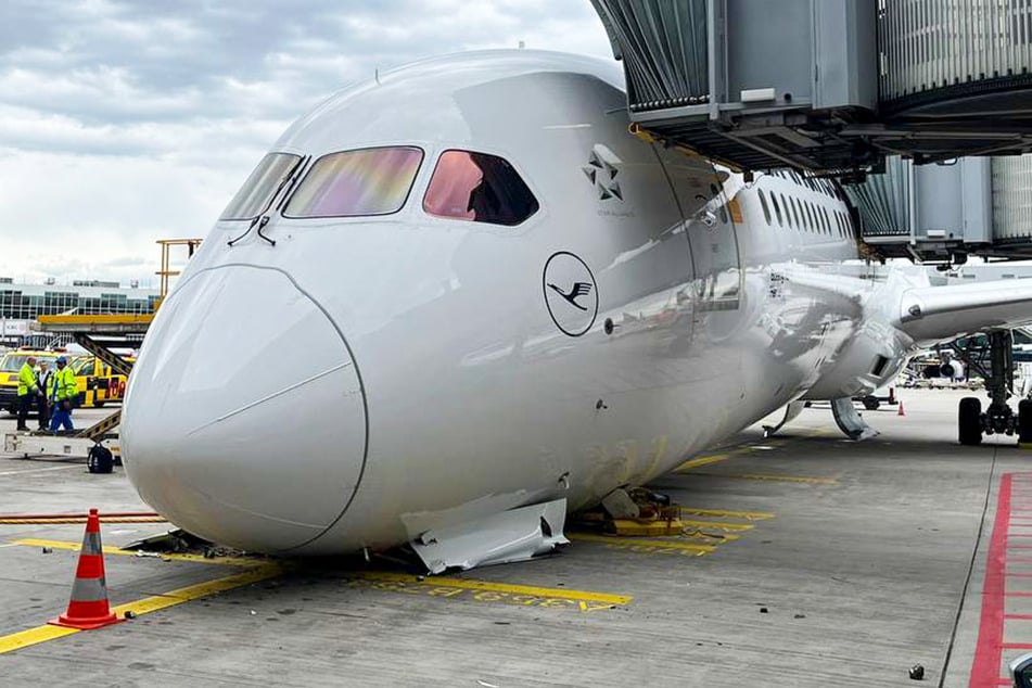 Das Bugfahrwerk einer Lufthansa-Maschine hat am Frankfurter Flughafen versagt, Mitarbeiter sind verletzt worden.