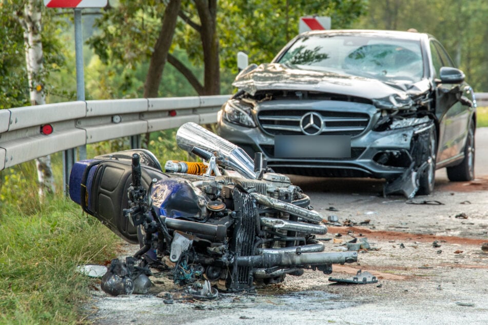 Schwerer Biker-Unfall im Erzgebirge: Motorrad fängt Feuer!