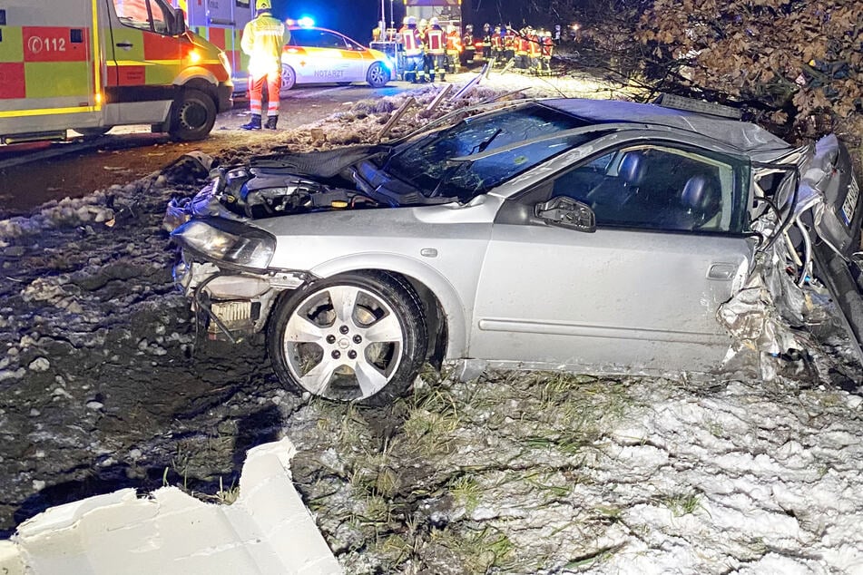 Der auf dem Standstreifen zum Liegen gekommene Wagen wurde hinten zusammengeschoben.