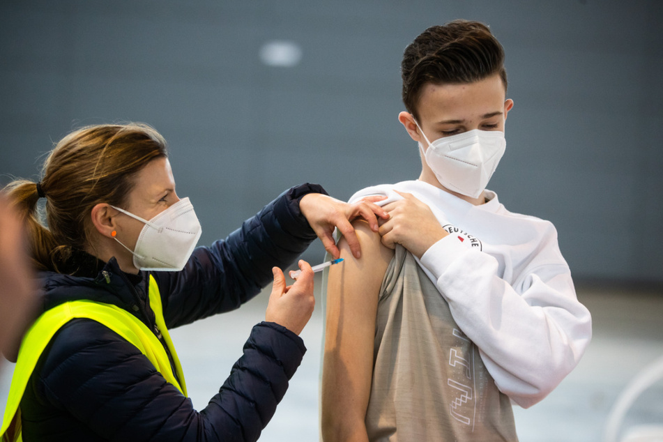Unter dem Motto "Wir impfen THE LÄND - Part II" findet noch bis 6. Januar eine Impfaktion im Drive-in-Verfahren statt, bei der sich Interessierte, darunter auch Kinder, jeweils von 7 bis 23 Uhr, in der Messehalle 9 in Stuttgart impfen lassen können.