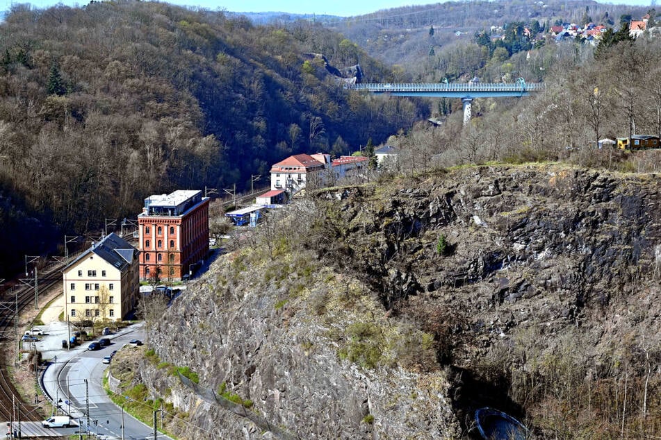 Hinten verläuft die Autobahnbrücke über die Weißeritz: So schön sieht der Blick Richtung Freital aus.
