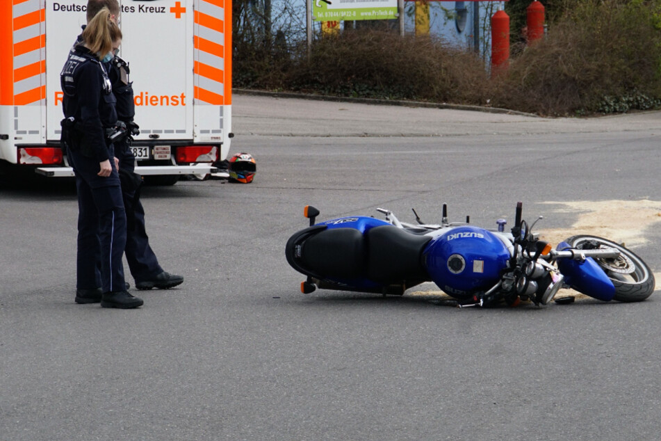 Zwei Polizeibeamte blicken auf das Motorrad, mit dem der Mann (†42) tödlich verunglückt ist.