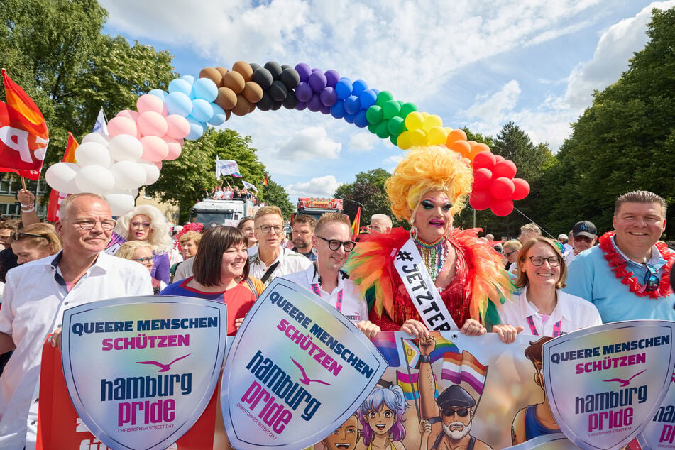 Hamburgs Zweite Bürgermeisterin Katharina Fegebank (49, SPD, 2. v. l.) zusammen mit den Vorsitzenden von Hamburg Pride und Drag-Ikone Olivia Jones (56) beim CSD in Hamburg.