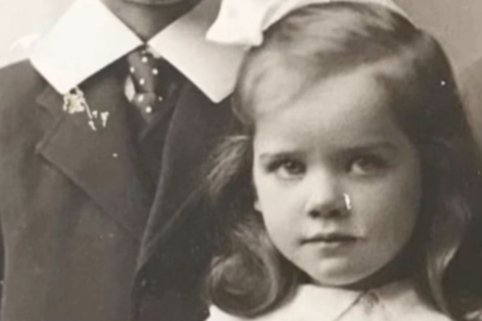 Matka se dívá na dětskou fotografii své prababičky: co pak zaznamená, ji šokuje