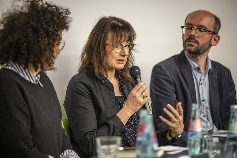 Moderatorin Kira Ayyadi (35), Leiterin der Fachstelle Kriminalprävention Chemnitz Ines Vorsatz (59) und TU-Soziologe Dr. Ulf Bohmann (42) auf der Podiumsdiskussion.