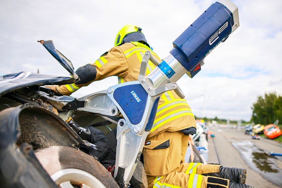 Die LUKAS RESCUE LEAGUE: Experten demonstrieren mit schwerem Gerät die Rettung von Personen aus verunfallten Fahrzeugen.