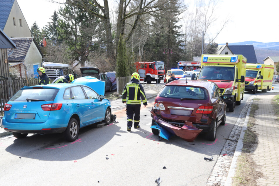 Vollsperrung auf der Neuen Grünhainer Straße wegen eines Unfalls.