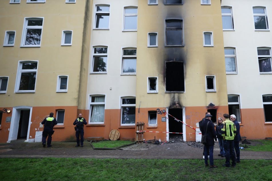 Feuerwehr findet drei Leichen in Brandwohnung, mehrere Menschen in Klinik gebracht