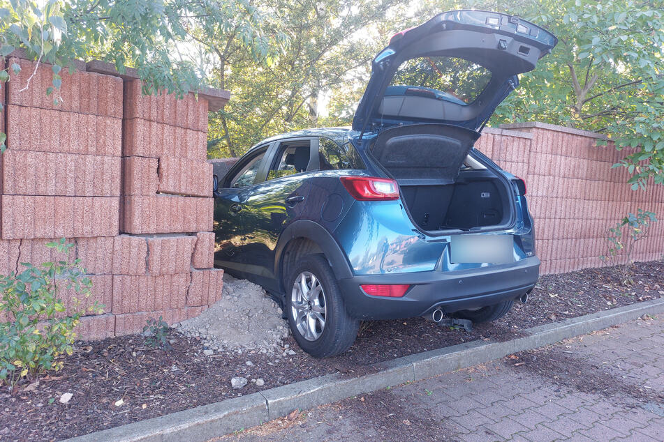 Ein Mazda-Fahrer (79) krachte am Donnerstagnachmittag auf einem Supermarkt-Parkplatz gegen eine Mauer.