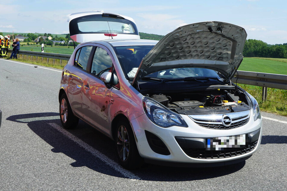 Die Fahrerin des Opels (90) sowie der Fahrer des Mercedes (59) wurden leicht verletzt.