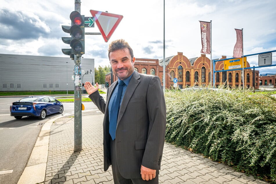 Frank Schubert, Fachanwalt für Verkehrsrecht, hat seine Kanzlei auf der Weststraße. Auf der Ulmenstraße ganz in der Nähe gibt es noch einen Grünpfeil.