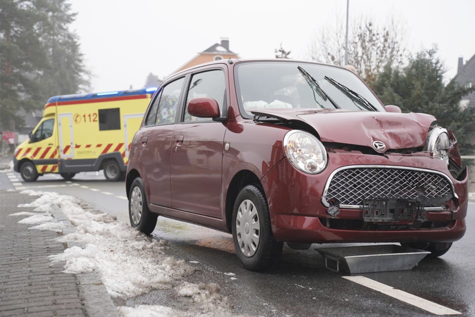 Seniorin (86) sieht abbremsenden BMW zu spät, dann scheppert es gewaltig