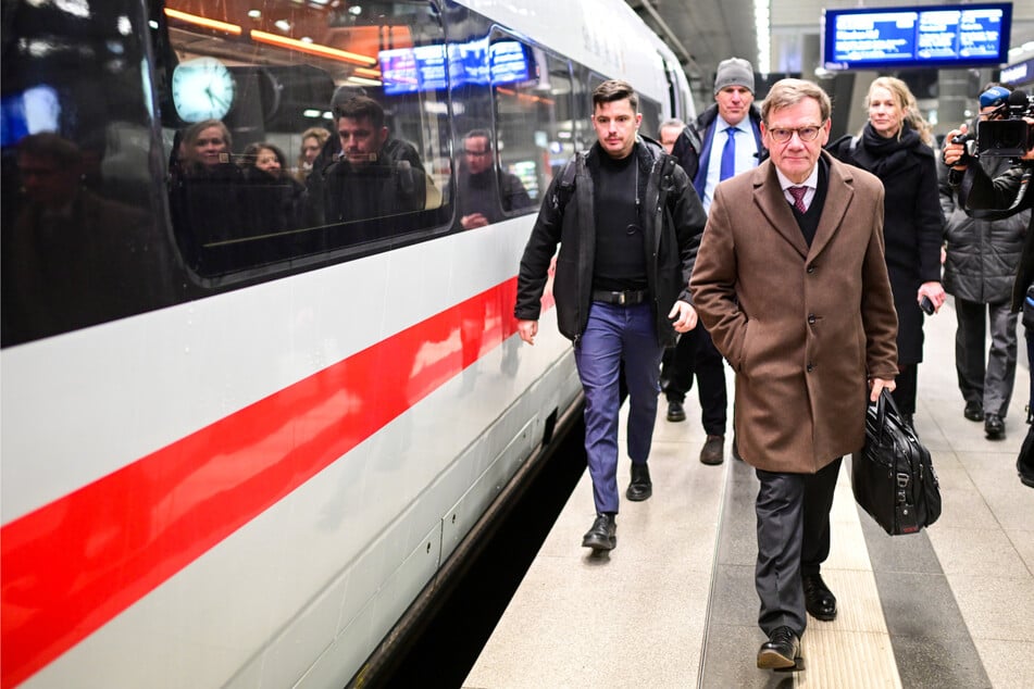 Leipzig: Zug statt Flugzeug: Winter-Chaos vermiest Minister Reise nach Lettland