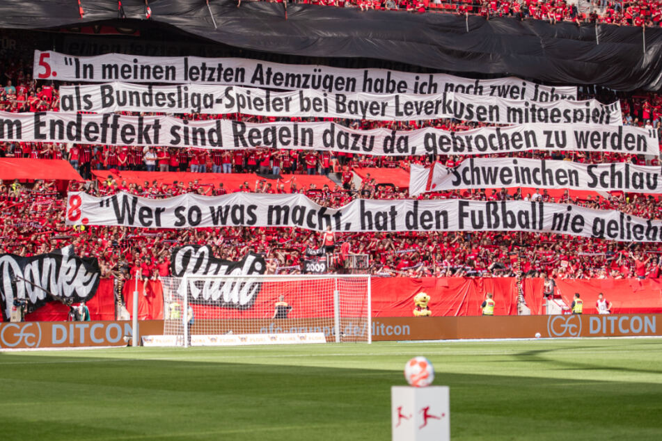 Die Fans von Bayer 04 Leverkusen ließen sich etwas ganz besonderes für Rudi Völler (62) einfallen.