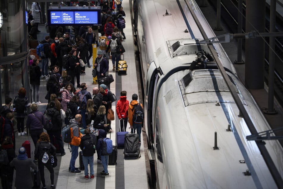 Die Reisenden bekämen das erhöhte Verkehrsaufkommen zu spüren, wenn sich die Einfahrt in den Tiefbahnhof verzögere, weil die Gleise belegt seien.