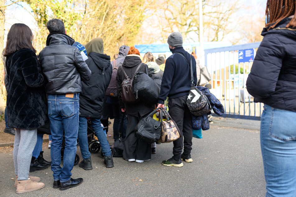 Flüchtlinge warten vor einer Unterkunft in Hamburg-Rahlstedt. Für die vorübergehende Unterbringung von Schutzsuchenden in Hotels muss die Hansestadt Millionensummen ausgeben.