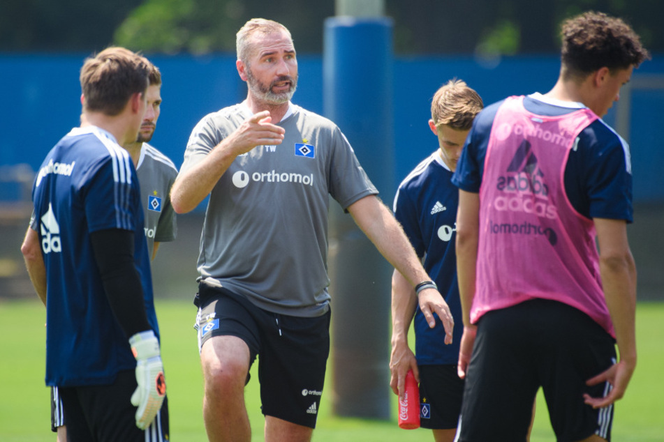 HSV-Coach Tim Walter (M) gibt seinen Spielern zum Trainingsauftakt Anweisungen. (Archivbild)