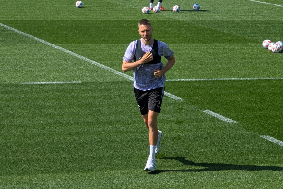 Karol Mets dreht abseits der Mannschaft seine Runden um den Trainingsplatz.