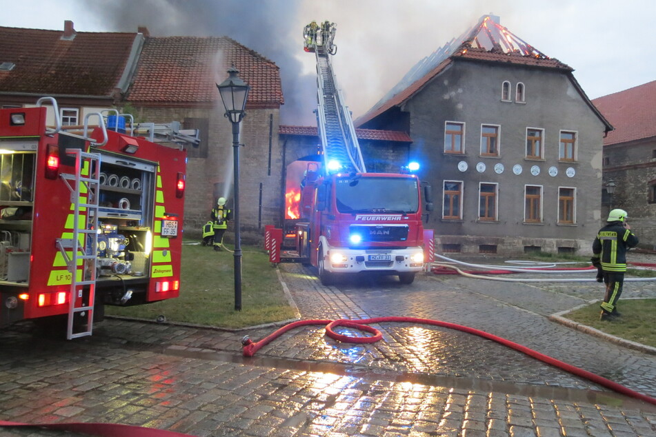 Rund 100 Feuerwehrleute waren am frühen Mittwochmorgen in Wegeleben im Einsatz.