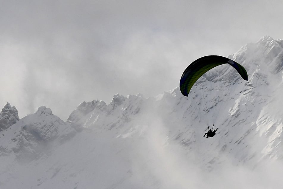 Ein Paragleiter ist in Tirol abgestürzt und zog sich dabei schwere Verletzungen zu. (Symbolbild)