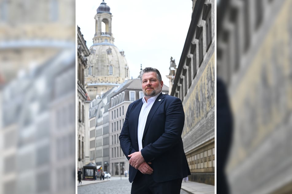 Der neue Herrscher der Eislöwen, Bo Subr, posiert vorm Fürstenzug. Da sind die Herrscher des sächsischen Königshauses verewigt.