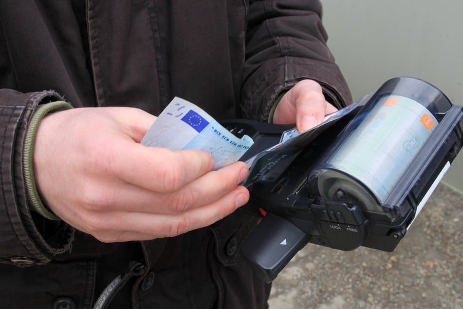 Wer kein Ticket dabei hat, zahlt 60 Euro Strafe.
