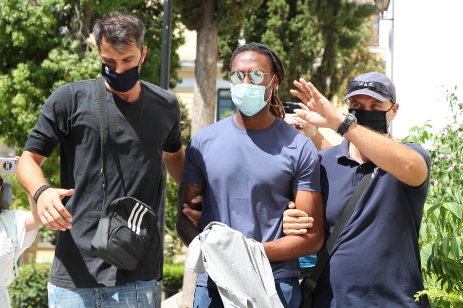 Rúben Semedo (27, M.) wird von Beamten abgeführt. Hat er sich an einer 17-Jährigen sexuell vergriffen?