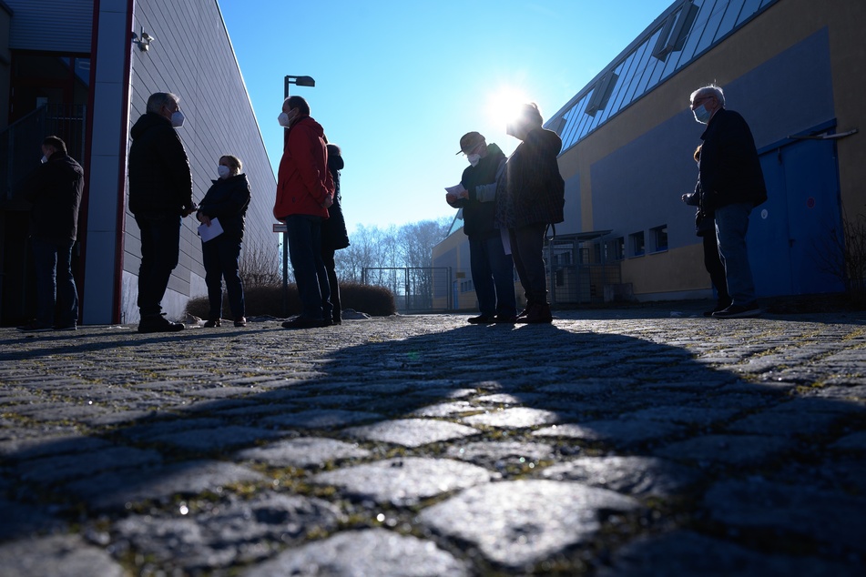 Bei dem Massentest in Radeberg bildeten sich lange Warteschlangen.