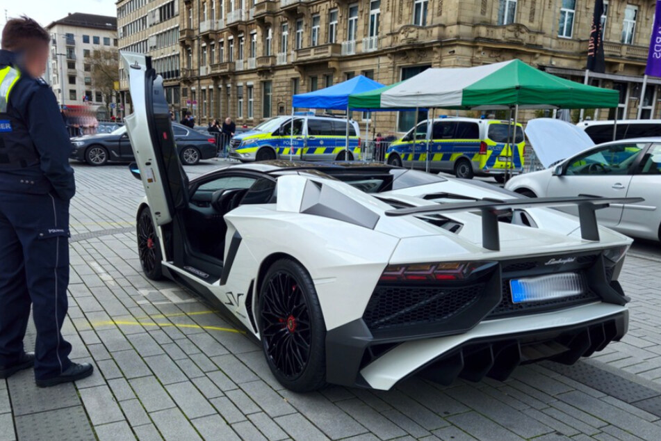 Auch dieser Lamborghini musste von der Düsseldorfer Polizei kontrolliert werden.