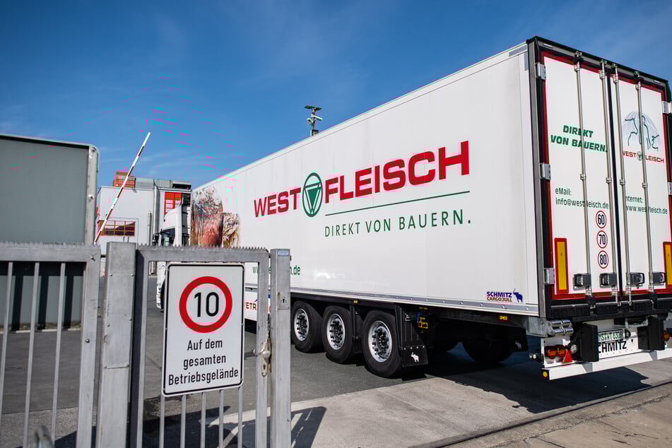 Die Einfahrt zu einem Schlachtbetrieb.