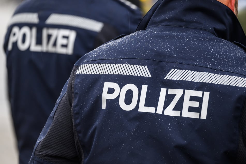 Dresden: Streit zwischen sechs Personen: Verletzter sucht Schutz in Burger-Restaurant