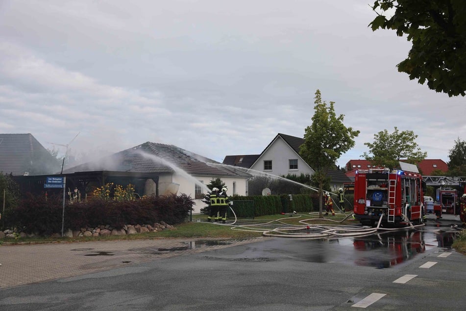 Durch das Feuer wurde auch das Wohnhaus des Verletzten in Mitleidenschaft gezogen.