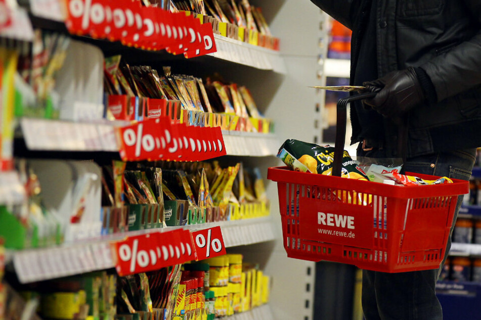 Der Supermarkthändler REWE zeigt sich tolerant, doch das stößt auf Kritik.