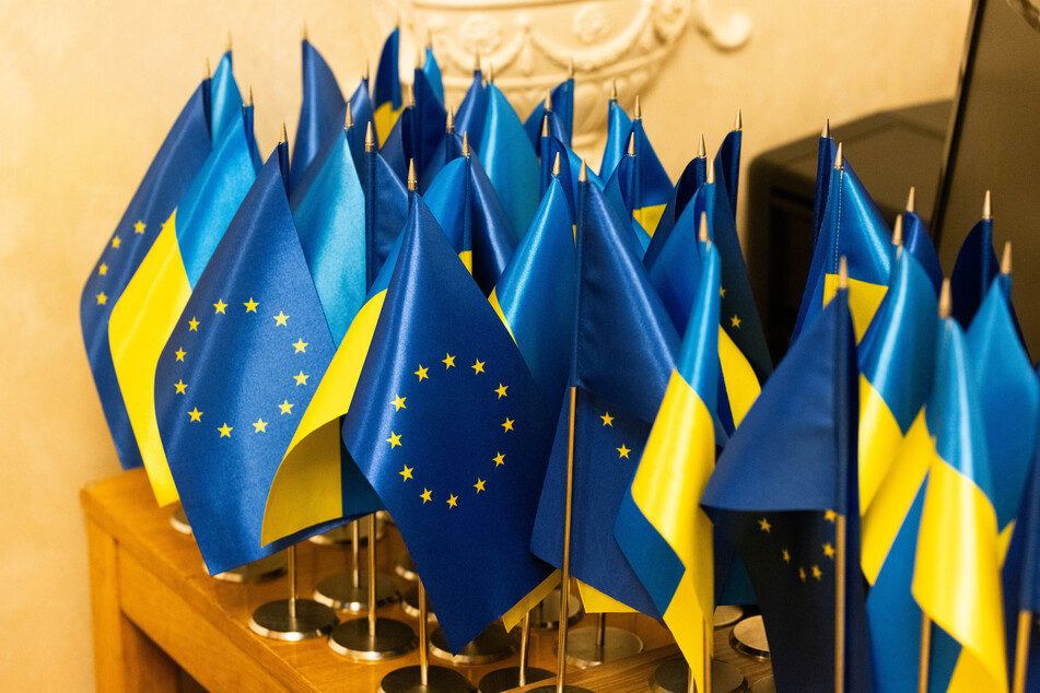 Kleine ukrainische und europäische Flaggen sind auf einem Tisch zu sehen, beim Besuch von von der Leyen, der Präsidentin der Europäischen Kommission, in der Ukraine.