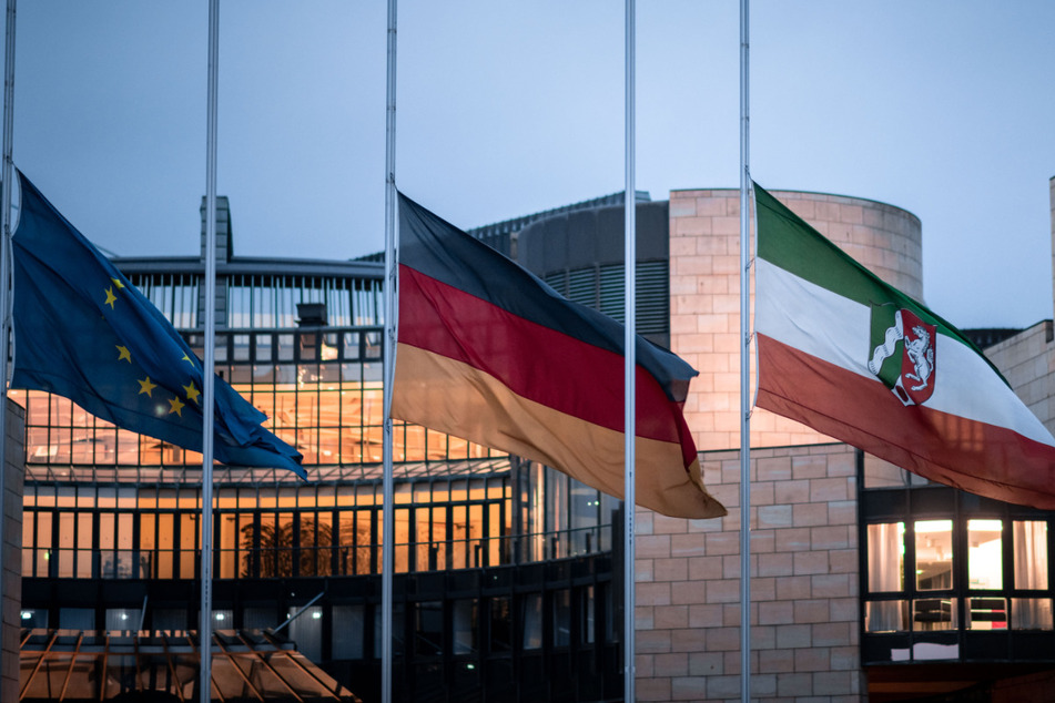 Zum Tod der Queen: NRW reagiert mit Trauerbeflaggung, Kondolenzbuch im Landtag