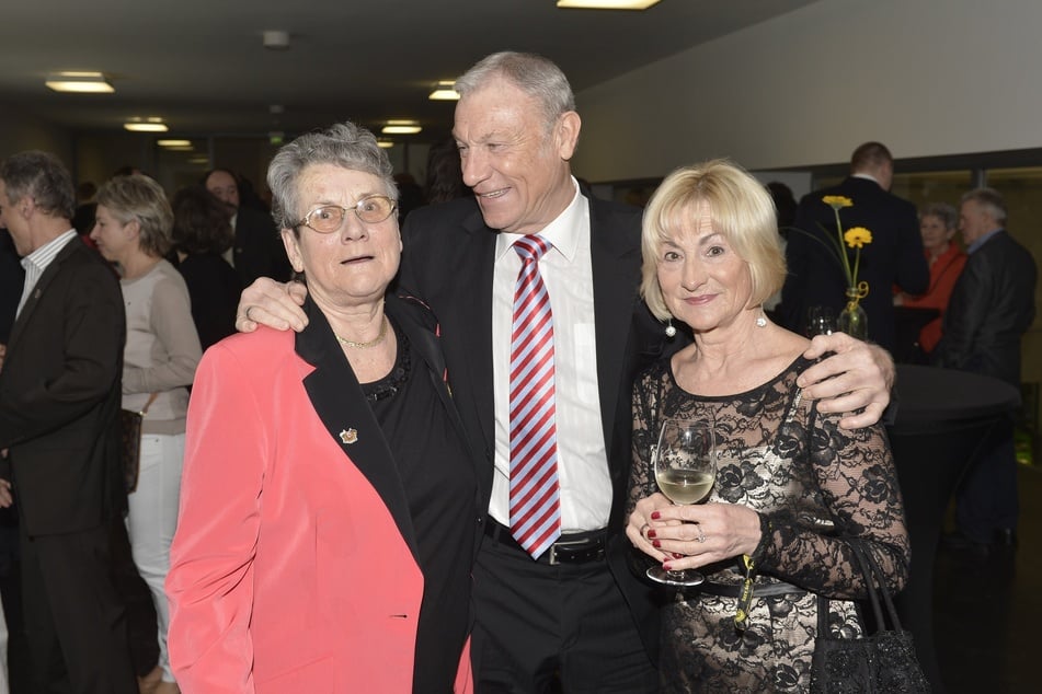 Gisela Passehr (†90, l.) mit Ex-Spieler und Trainer Eduard Geyer (79) sowie seiner Frau Angelika anlässlich des 60. Vereinsgeburtstages 2013 beim Festakt im Hygiene-Museum.