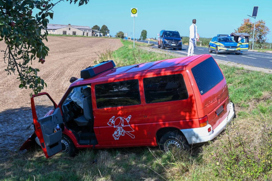 Das ehemalige Feuerwehrfahrzeug landete auf einem Feld.