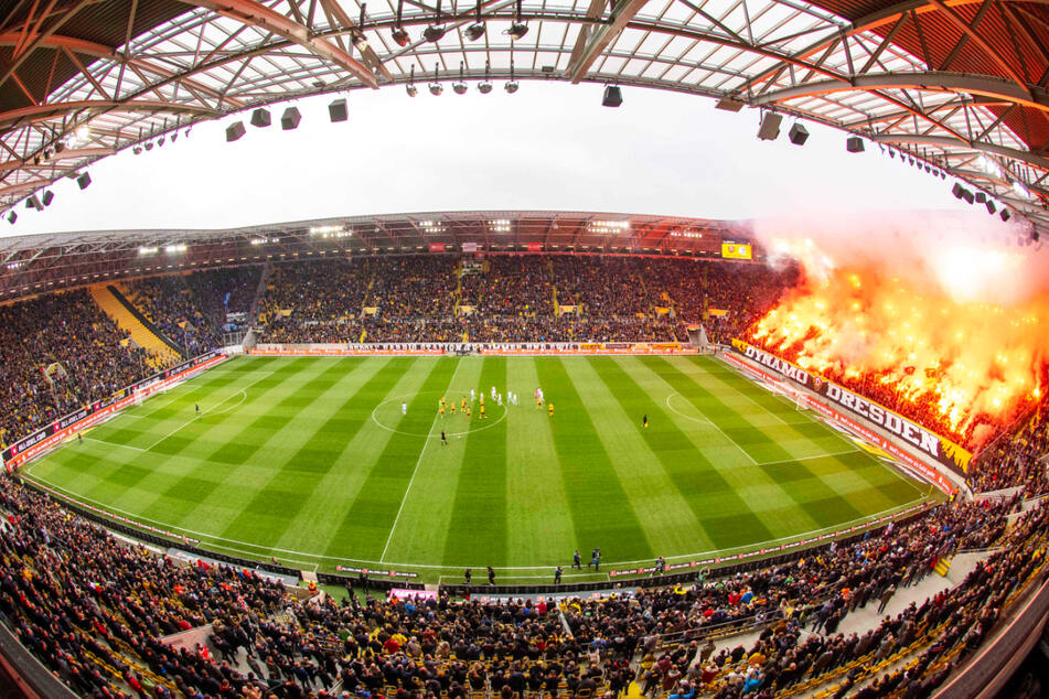 So brannte der K-Block vor dem Spiel am 1. April gegen Schalke. Die Teilstrafe belief sich hier auf 130.000 Euro.