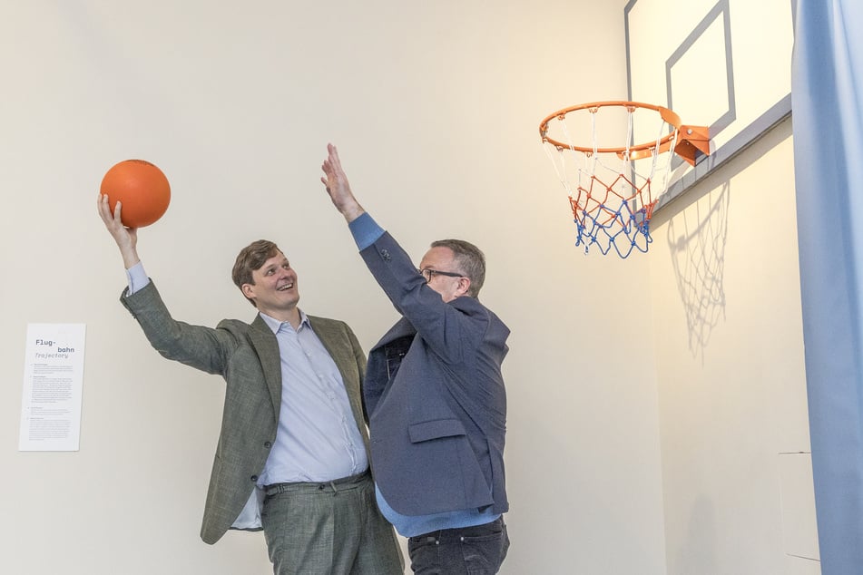 Auch Kultusminister Conrad Clemens (43, CDU, l.) und Bildungsbürgermeister Jan Donhauser (56, CDU) kamen nicht drumherum, sich beim Basketball auszuprobieren.