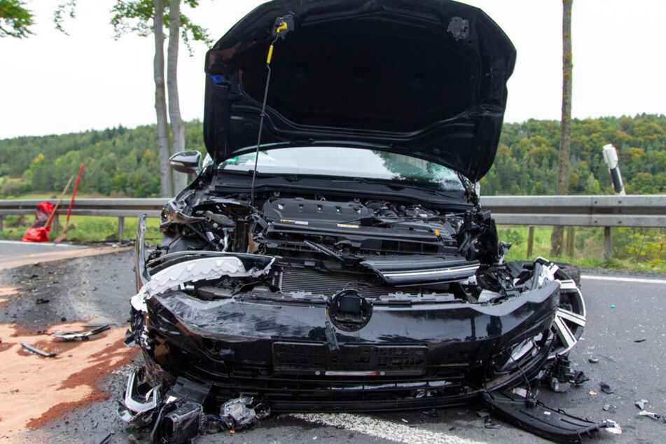 Beide Autos mussten nach dem Frontalcrash abgeschleppt werden.