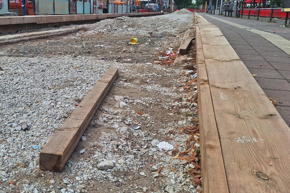 Einige Partygänger entsorgen ihren Müll nicht richtig und lassen ihn auf der Baustelle zurück.