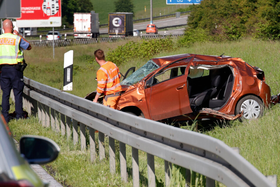 Unfall A4: Unfall auf A4 bei Chemnitz: Mitsubishi überschlägt sich