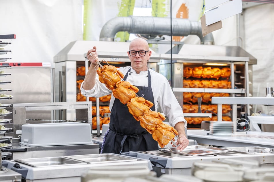 Küchenchef René Manzke (49) am Hähnchengrill - Broiler steht bei den Gästen hoch im Kurs.