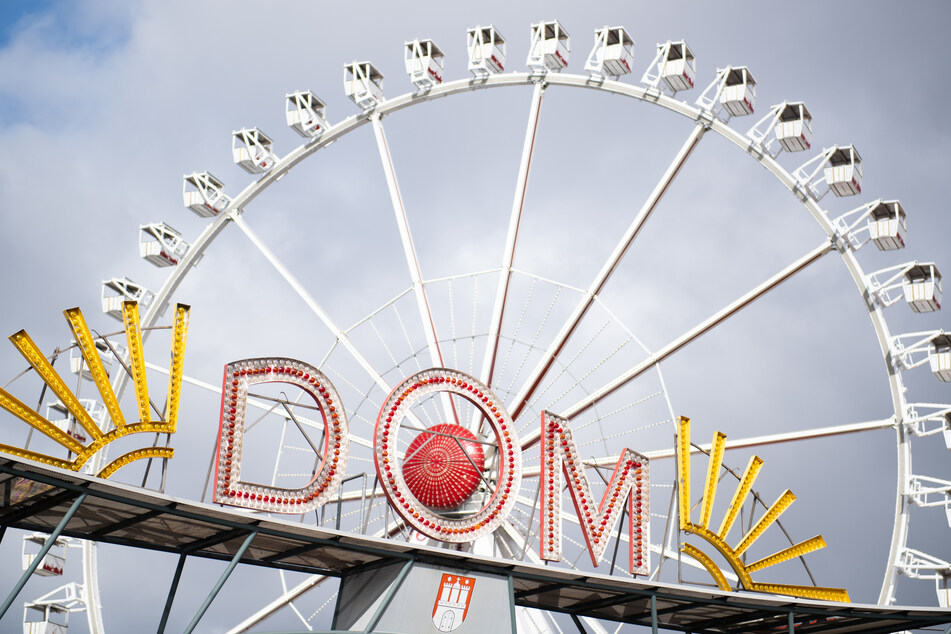 Das Riesenrad auf dem Hamburger Dom ist hinter dem Eingang des Heiligengeistfeldes zu sehen. Vom 30. Juli bis zum 29. August findet der Dom wieder statt.