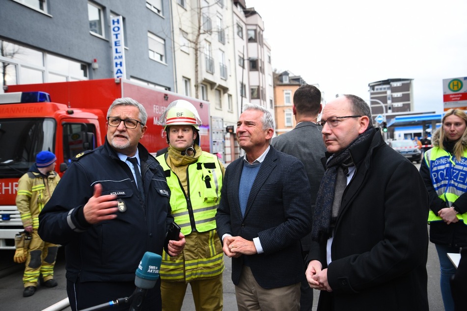 Innenminister Thomas Strobl (62, CDU) besuchte mit Einsatzkräften das abgesperrte Gebiet um das brennende Gebäude.