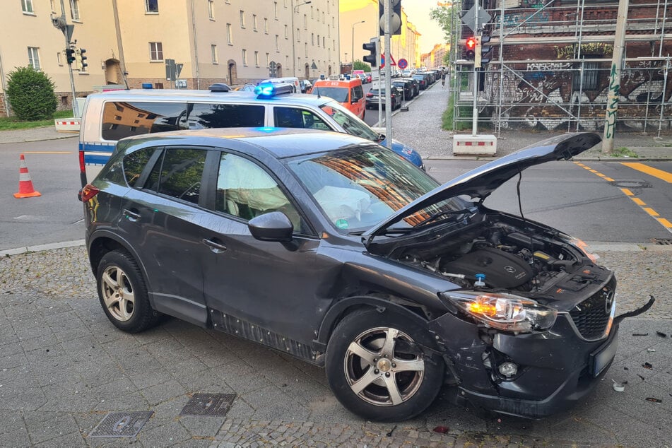 Auf der Kreuzung zwischen Erich-Zeigner-Allee und Limburgerstraße im Leipziger Südwesten hat es am Dienstagmorgen gekracht.