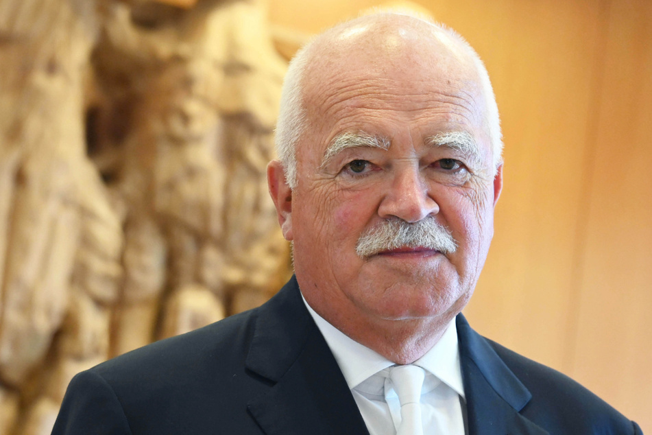 Der langjährige CSU-Spitzenpolitiker Peter Gauweiler kritisiert Parteichef Markus Söder für dessen Umgang mit der Maskenaffäre.