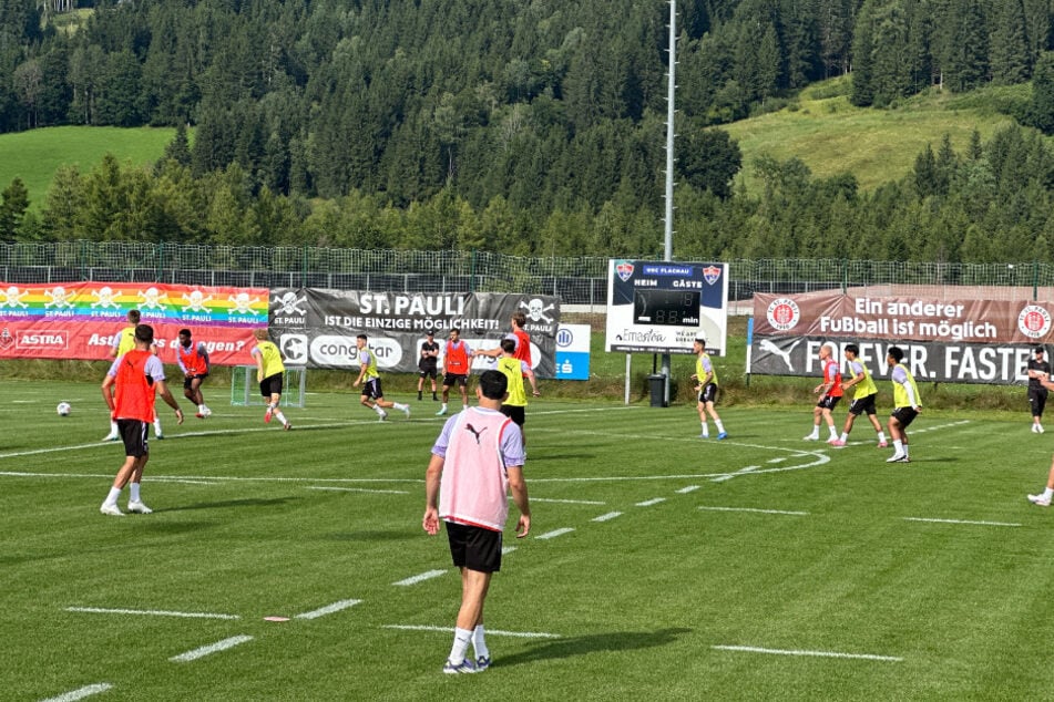 In einem Elf-gegen-Elf inklusive zweier "neutraler" Spieler (weißes Leibchen) schickt Trainer Alexander Blessin seine Mannschaft über den Rasen.
